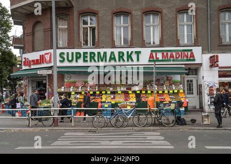 Arabischer Supermarkt Al Madina, Sonnenallee, Neukölln, Berlin, Deutschland Stock Photo - Alamy