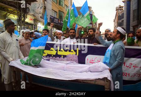 Pakistan. 22nd Oct, 2021. Activists of Jamat-e-Islami (JI) are holding symbolic funeral of Government during their protest demonstration against price of essential commodities, at Yadgar Chowk in Peshawar on Friday, October 22, 2021. Credit: Asianet-Pakistan/Alamy Live News Stock Photo