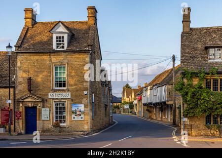 The Cotswolds Distillery shop in the village of Bourton on the Water, Gloucestershire, often referred to as the ‘Venice of the Cotswolds.’ Stock Photo