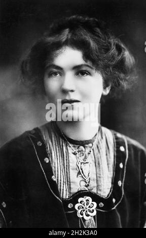 (Dame) Christabel Pankhurst (1880-1958), daughter of Emmeline Pankhurst and co-founder of the Women's Social and Political Union. She directed its militant actions from France in 1912-13., photo c. 1909 Stock Photo