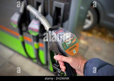 Munich, Germany. 22nd Oct, 2021. Gasoline prices at record level. Refuel with diesel fuel, fuel nozzle. Credit: dpa/Alamy Live News Stock Photo