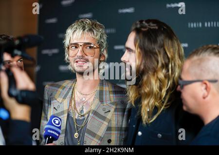 Berlin, Germany. 22nd Oct, 2021. Tom Kaulitz (l) and brother Bill Kaulitz answer questions from journalists at the Tokio Hotel event in Berlin. On Friday Tokio Hotel will release the new single 'Here comes The Night' and at the same time this will be celebrated with an award ceremony in Berlin. Credit: Gerald Matzka/dpa/Alamy Live News Stock Photo