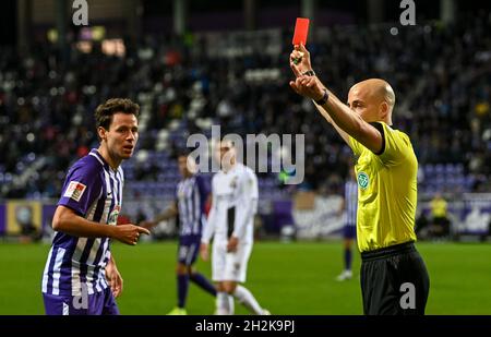Aue, Germany. 22nd Oct, 2021. Football: 2. Bundesliga, Matchday 11, FC Erzgebirge Aue - FC Ingolstadt 04 at Erzgebirgsstadion in Aue. Referee Nicolas Winter shows Aue's Clemens Fandrich the red card. Credit: Hendrik Schmidt/dpa-Zentralbild/dpa - IMPORTANT NOTE: In accordance with the regulations of the DFL Deutsche Fußball Liga and/or the DFB Deutscher Fußball-Bund, it is prohibited to use or have used photographs taken in the stadium and/or of the match in the form of sequence pictures and/or video-like photo series./dpa/Alamy Live News