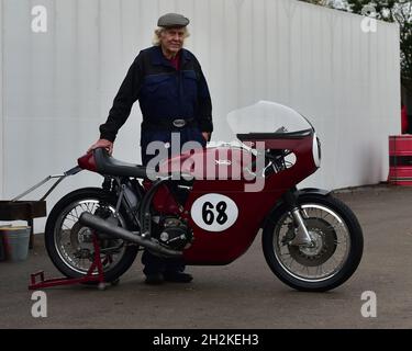 Entered by Richard Adams, rider Michael Russell, Norton Manx Atlas, Hailwood Trophy for two stroke 250cc and 350cc bikes, Sheene Trophy for Formula 75 Stock Photo