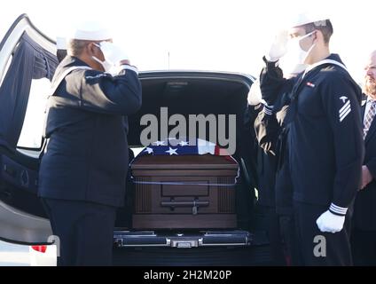 St. Louis, USA. 22nd Oct, 2021. Pallbearers salute the casket containing the remains of Hospital Corpsman 3rd Class Bailey Tucker (21) during ceremonies at St. Louis Lambert International Airport in St. Louis on Friday, October 22, 2021. Tucker, along with four others, were killed in a helicopter crash near San Diego on August 31, 2021. The MH-60S, operating from the aircraft carrier USS Abraham Lincoln, crashed about 70 miles off the coast of San Diego during what the Navy said was a routine flight. Photo by Bill Greenblatt/UPI Credit: UPI/Alamy Live News Stock Photo