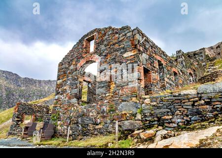 Ruins of the Brittania Copper Mine by Llyn Llydaw lake along the Miners' track up to Mount Snowdon, Snowdonia, Wales, UK Stock Photo