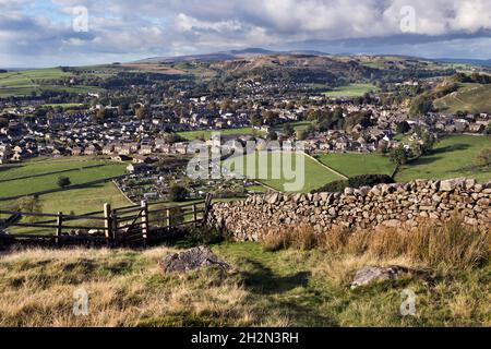 View over the small country town of Settle, in Ribblesdale, in the Yorkshire Dales. Ingleborough peak is seen on the horizon. Stock Photo