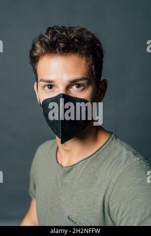 Black man wearing covid-19 face mask prevention Stock Photo - Alamy