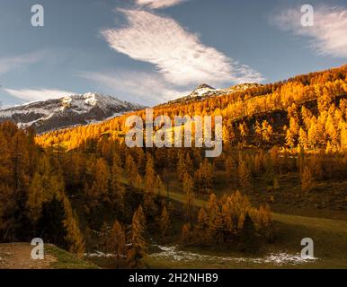 Two hikers high-fiving on top of edge in Ennstal Alps Stock Photo