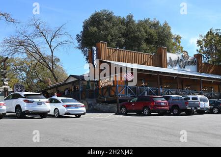 OAK GLEN, CALIFORNIA - 10 OCT 2021: Apple Annies Restaurant at Oak Tree Mountain established 50 years ago as a small apple shed has grown to be a 14- Stock Photo