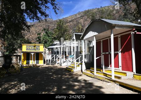 OAK GLEN, CALIFORNIA - 10 OCT 2021: The Artisan Village at Oak Tree Mountain and offers the largest variety of shops, restaurants, entertaimnent and a Stock Photo