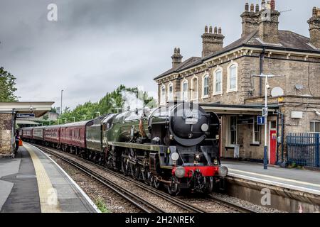 BR 'MN' class 4-6-2 No. 35018 'British India Line' passes through Chertsey station Stock Photo