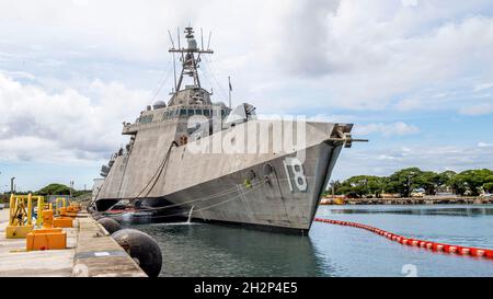 Apra Harbor, United States. 29 September, 2021. The U.S. Navy Independence-variant littoral combat ship USS Charleston moores pier side during a port call September 29, 2021 in Apra Harbor, Guam.  Credit: MC2 Ryan Breeden/U.S. Navy/Alamy Live News Stock Photo