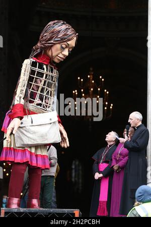 https://l450v.alamy.com/450v/2h2pcbh/london-england-uk-23rd-oct-2021-little-amal-arrives-in-londons-st-pauls-cathedral-to-be-welcomed-by-children-and-representatives-of-different-religions-the-35-metre-tall-puppet-representing-a-migrant-syrian-girl-has-nearly-completed-its-8000km-journey-across-europe-starting-in-gaziantep-turkey-culminating-in-manchester-england-in-early-november-credit-image-tayfun-salcizuma-press-wire-2h2pcbh.jpg