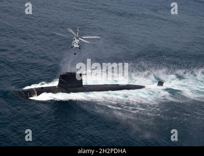 San Diego, United States. 16 August, 2021. A U.S. Navy MH-60R Seahawk helicopter lowers a bag by hoist to the Chilean Navy Scorpene Class Submarine CS Carrera during Diesel-Electric Submarine multi-national Initiative Hoist Exercise 2021 August 16, 2021 near San Diego, California.  Credit: MC2 Chelsea Meiller/U.S. Navy/Alamy Live News Stock Photo