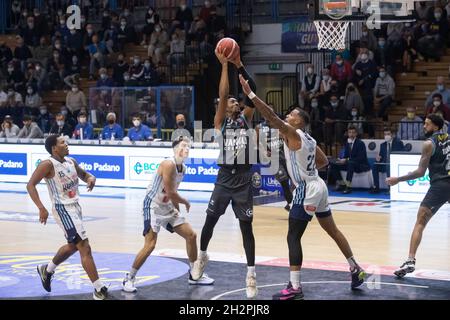 Cremona, Italy. 23rd Oct, 2021. Miller Malcom (Vanoli Cremona) during Vanoli Basket Cremona vs Happy Casa Brindisi, Italian Basketball A Serie Championship in Cremona, Italy, October 23 2021 Credit: Independent Photo Agency/Alamy Live News Stock Photo