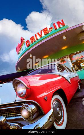 AMERICAN RETRO DRIVE IN DINER EATERY with Classic 1955 Ford Fairlane car parked outside trendy American retro Mel's drive-in diner eatery restaurant Florida USA Vertical Portrait Exterior Outside 1950’s classic car diner drive-in two-tone red white chrome white wheels American car Americana Fast food Fast cars chrome Bygone era Rock and roll Drive through Mel’s Diner Stock Photo