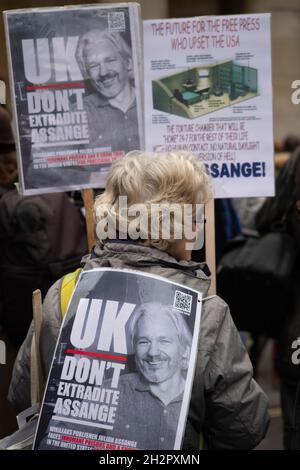 London, England, UK 23 October 2021 Julian Assange's partner Stella Moris joins protesters calling for him to be freed ahead of his appeal hearing on October 27th and 28th. Also joining the protesters were Richard Burton MP, John McDonnell MP, Joe Farrell Wikileaks Ambassador and Kristinn Hrafnsson Editor in Chief of Wikileaks Stock Photo