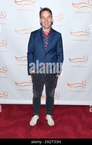 https://l450v.alamy.com/450v/2h2t33h/mike-birbiglia-walks-the-red-carpet-at-the-2021-a-funny-thing-happened-on-the-way-to-cure-parkinsons-gala-in-new-york-ny-october-23-2021-photo-by-anthony-beharsipa-usa-2h2t33h.jpg