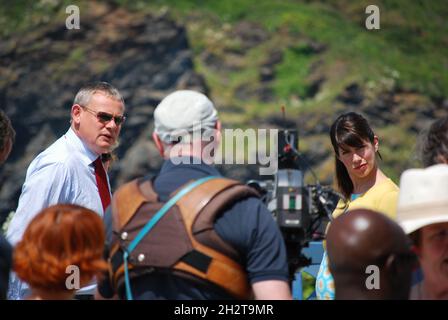 Martin Clunes and Caroline Catz on location at Port Isaac in Cornwall, filming the television series Doc Martin Stock Photo