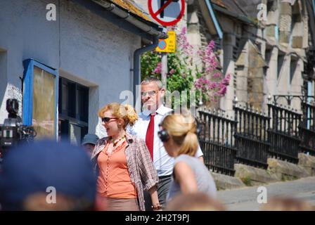 Martin Clunes and Katherine Parkinson on location at Port Isaac in Cornwall, filming the television series Doc Martin Stock Photo
