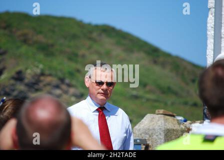 Martin Clunes on location at Port Isaac in Cornwall, filming the television series Doc Martin Stock Photo