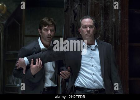 TIMOTHY HUTTON and MICHIEL HUISMAN in THE HAUNTING OF HILL HOUSE (2018), directed by MIKE FLANAGAN. Credit: Amblin Television / Paramount Television / Album Stock Photo