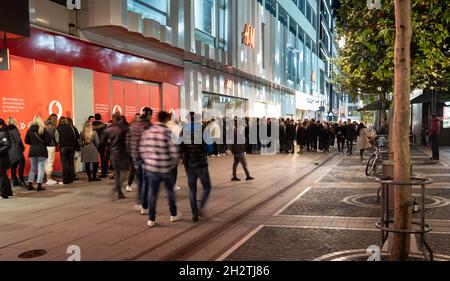 23 October 2021, Hessen, Frankfurt/Main: A long queue forms on the night of Sunday, 24.10.2021 on the Zeil in front of the entrance to the club 'Gibson' in the city center. The waiting time is long. Since mid-September 2021, clubs and discos in Hesse are allowed to reopen their doors. Mask obligation, distance bans or person restrictions do not have to be observed. The only condition: the visitors are vaccinated or recovered. (to dpa 'Maskless through the night until a new day awakens') Photo: Frank Rumpenhorst/dpa Stock Photo