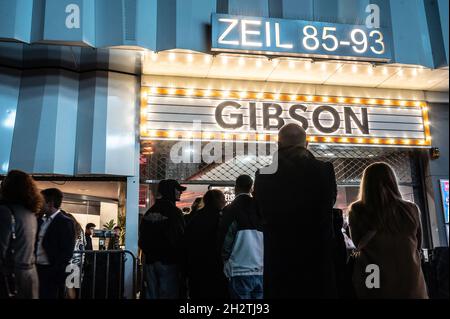 23 October 2021, Hessen, Frankfurt/Main: People wait for admission on the night of Sunday, 24.10.2021 on the Zeil in front of the entrance to the club 'Gibson' in the city center. The waiting time is long. Since mid-September 2021, clubs and discos in Hesse are allowed to reopen their doors. Mask obligation, distance bans or person restrictions do not have to be observed. The only condition: the visitors are vaccinated or recovered. (to dpa 'Maskless through the night until a new day awakens') Photo: Frank Rumpenhorst/dpa Stock Photo