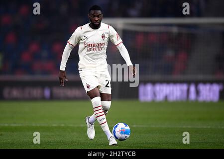 Bologna, Italy. 23 October 2021. Fikayo Tomori of AC Milan in action during the Serie A football match between Bologna FC and AC Milan. Credit: Nicolò Campo/Alamy Live News Stock Photo