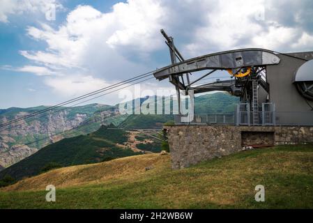 The Wings of Tatev - the world's longest non-stop double track aerial tramway. The Halidzor Fortress is located near the village. Halidzor, is a villa Stock Photo