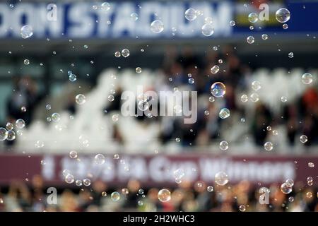 London, UK. 24th Oct, 2021. Bubbles are seen prior to kick off. Premier League match, West Ham Utd v Tottenham Hotspur at the London Stadium, Queen Elizabeth Olympic Park in London on Sunday 24th October 2021. this image may only be used for Editorial purposes. Editorial use only, license required for commercial use. No use in betting, games or a single club/league/player publications. pic by Steffan Bowen/Andrew Orchard sports photography/Alamy Live news Credit: Andrew Orchard sports photography/Alamy Live News