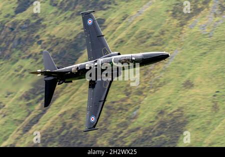 RAF Hawk T2 flying  low level in the Mach Loop, LFA7 Stock Photo