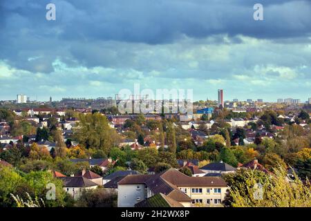 Glasgow, Scotland, UK 24th October, 2021.UK  Weather: Sunny and showers saw autumnal colour flourish over the affluent leafy west end of the city as the official autumn equinox brought out the best in the local flora.   Credit: Gerard Ferry/Alamy Live News Stock Photo