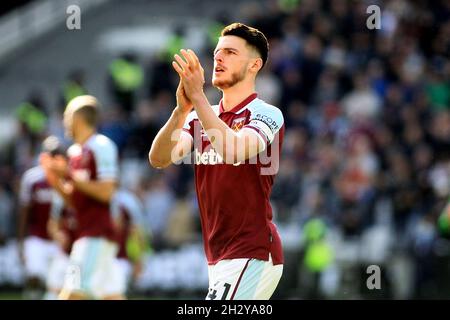 London, UK. 24th Oct, 2021. Declan Rice of West Ham United applauds the fans. Premier League match, West Ham Utd v Tottenham Hotspur at the London Stadium, Queen Elizabeth Olympic Park in London on Sunday 24th October 2021. this image may only be used for Editorial purposes. Editorial use only, license required for commercial use. No use in betting, games or a single club/league/player publications. pic by Steffan Bowen/Andrew Orchard sports photography/Alamy Live news Credit: Andrew Orchard sports photography/Alamy Live News Stock Photo