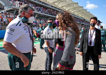 Austin, Texas, USA. 24/10/2021, (L to R): Otmar Szafnauer (USA) Aston Martin F1 Team Principal and CEO with Serena Williams (USA) Tennis Player on the grid. United States Grand Prix, Sunday 24th October 2021. Circuit of the Americas, Austin, Texas, USA. Stock Photo