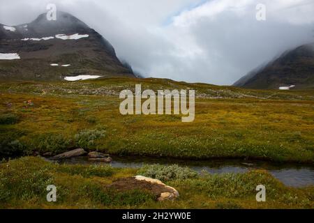 Mountains around Kungsleden trail between Viterskalet and Syter huts. The southern stage of the trail between Hemavan and Ammarnas on a rainy morning Stock Photo