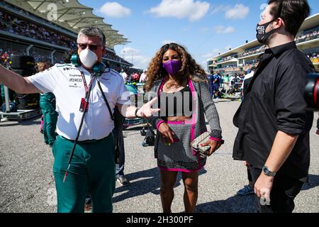 Austin, Texas, 24/10/2021, SZAFNAUER Otmar (rom), Team Principal and CEO of Aston Martin F1, meeting with WILLIAMS Serena on the starting grid during the Formula 1 Aramco United States Grand Prix 2021, 17th round of the 2021 FIA Formula One World Championship from October 21 to 24, 2021 on the Circuit of the Americas, in Austin, Texas, United States of American - Photo Florent Gooden / DPPI Stock Photo