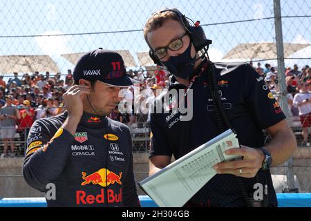 Austin, Texas, USA, 24/10/2021, Sergio Perez (MEX) Red Bull Racing with Hugh Bird (GBR) Red Bull Racing Engineer on the grid. 24.10.2021. Formula 1 World Championship, Rd 17, United States Grand Prix, Austin, Texas, USA, Race Day.  Photo credit should read: XPB/Press Association Images. Stock Photo