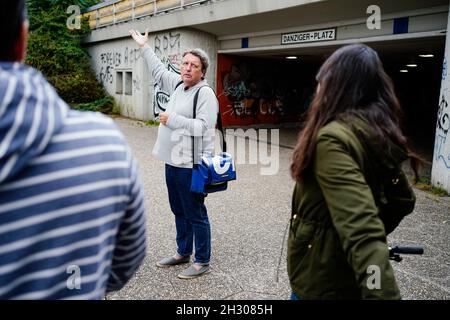 Ludwigshafen, Germany. 20th Sep, 2021. Helmut van der Buchholz, city guide of 'Germany's Ugliest City Tours', talks to participants during a guided tour through the city centre. Credit: Uwe Anspach/dpa/Alamy Live News Stock Photo