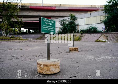 Ludwigshafen, Germany. 20th Sep, 2021. A sign with the inscription 'Feeding of animals forbidden' stands on a drained water surface at the Rathaus-Center. (to dpa-KORR 'Humor instead of malice: Ludwigshafen shows visitors the 'ugly side'') Credit: Uwe Anspach/dpa/Alamy Live News Stock Photo