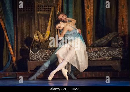 Tamara Rojo and Fernando Bufala rehearse English National Ballet's Le Corsaire at the Milton Keynes Theatre, Milton Keynes Stock Photo