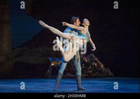 Tamara Rojo and Fernando Bufala rehearse English National Ballet's Le Corsaire at the Milton Keynes Theatre, Milton Keynes Stock Photo