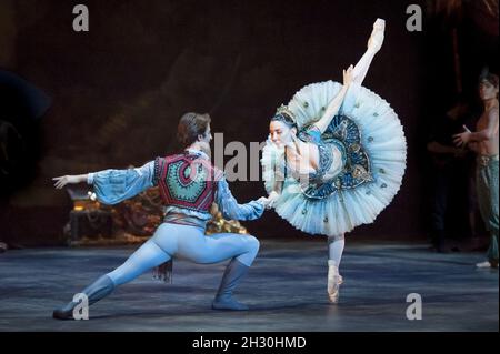 Tamara Rojo and Fernando Bufala rehearse English National Ballet's Le Corsaire at the Milton Keynes Theatre, Milton Keynes Stock Photo