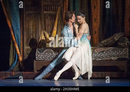 Tamara Rojo and Fernando Bufala rehearse English National Ballet's Le Corsaire at the Milton Keynes Theatre, Milton Keynes Stock Photo