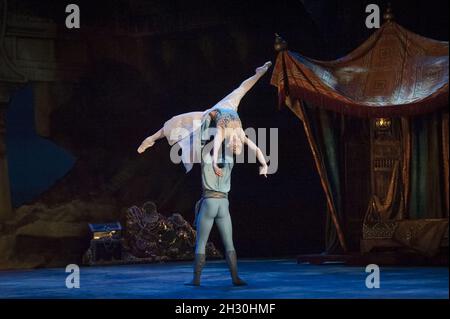 Tamara Rojo and Fernando Bufala rehearse English National Ballet's Le Corsaire at the Milton Keynes Theatre, Milton Keynes Stock Photo