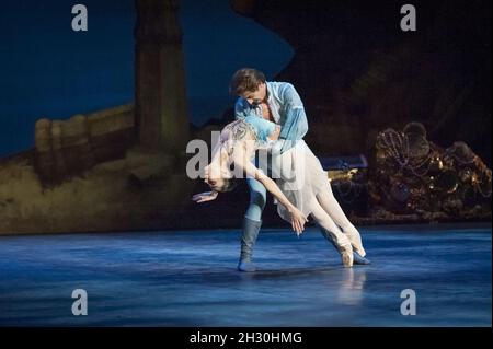 Tamara Rojo and Fernando Bufala rehearse English National Ballet's Le Corsaire at the Milton Keynes Theatre, Milton Keynes Stock Photo