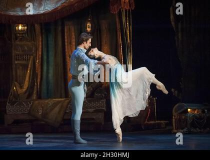 Tamara Rojo and Fernando Bufala rehearse English National Ballet's Le Corsaire at the Milton Keynes Theatre, Milton Keynes Stock Photo