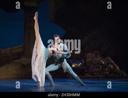 Tamara Rojo and Fernando Bufala rehearse English National Ballet's Le Corsaire at the Milton Keynes Theatre, Milton Keynes Stock Photo