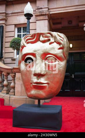 General view of a giant BAFTA head sculpture on the red carpet at the BAFTA Downton Abbey Celebration at the Richmond Theatre - London Stock Photo